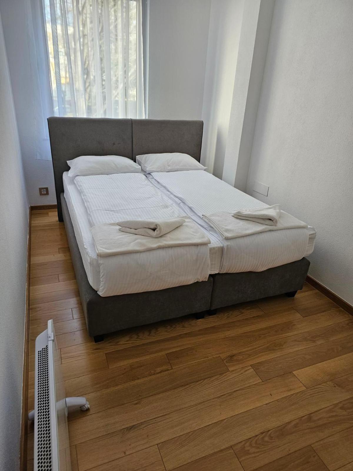 Apartman Centar Bulevar Ex Sa Garazom バニャ・ルカ エクステリア 写真