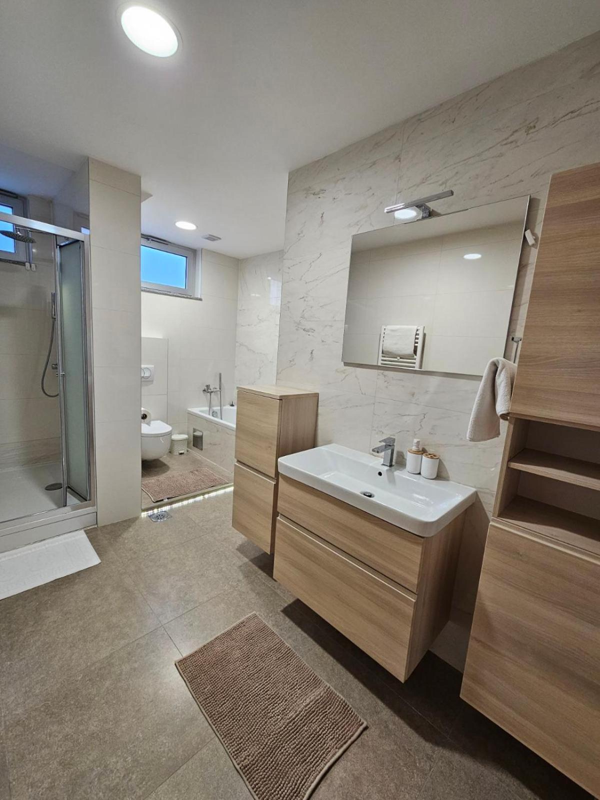 Apartman Centar Bulevar Ex Sa Garazom バニャ・ルカ エクステリア 写真
