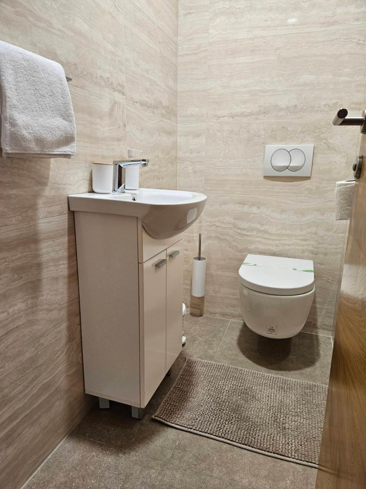 Apartman Centar Bulevar Ex Sa Garazom バニャ・ルカ エクステリア 写真